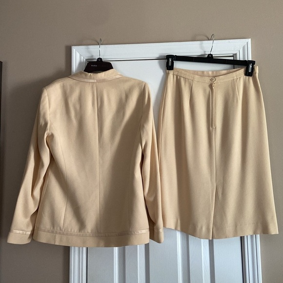 Vintage Kasper A.S.L. Women’s Butter Yellow 2 Piece Suit Skirt Set Size 6 - Picture 2 of 8